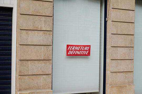 Fototapeta windows shop panel fermeture definitive french text means final closure on panel sign written on store facade in france