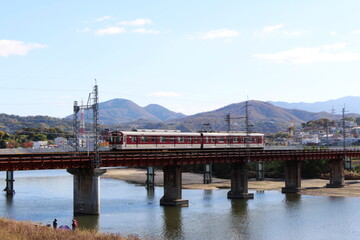 秋晴れの空と近鉄電車