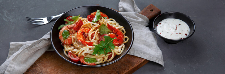 Pasta with shrimps in white sauce