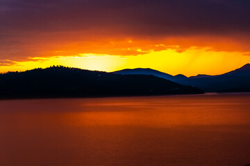 Fjord bei Sonnenaufgang.
