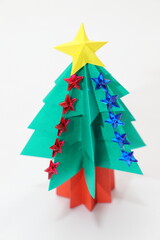 折り紙で作った手作りのクリスマスツリー