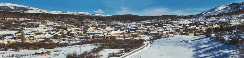 Fototapeta na wymiar Snowy panoramic view of the town of Huerta de Arriba in Burgos