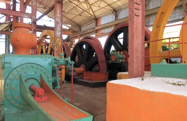 Fotobehang Anciennes machines et presses d'une usine de de canne à sucre de Cuba © joël BEHR