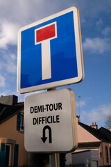 Panneau indiquant une impasse et un demi-tour difficile