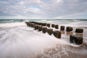 Buhnen an der Küste der Ostsee an einem stürmischen Tag