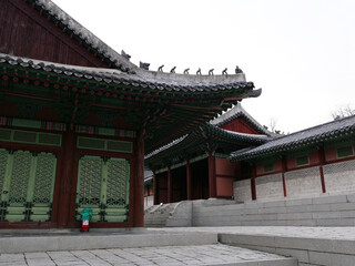 Obraz premium Korean traditional architecture in autumn