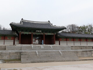 Fototapeta premium Korean traditional architecture in autumn