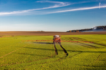 Landwirt mit Traktor sprüht Pflanzenschutzmittel © nemo1963
