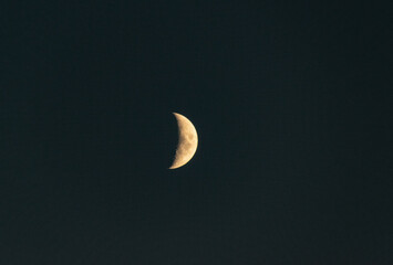 Obraz na płótnie Canvas Quart de lune dans la nuit