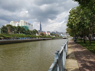 Obraz premium skycraper next to the idyllic river in the center of ho chi minh city hcmc in vietnam