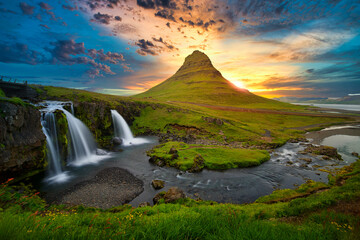 Zonsondergangwaterval met grote stenen in IJsland