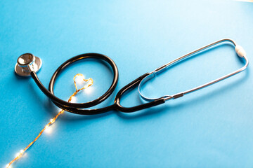 Cardiologo, medico per il cuore con sfondo blu