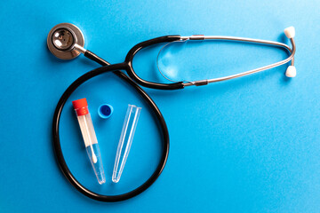Kit per tampone covid medico su sfondo blu