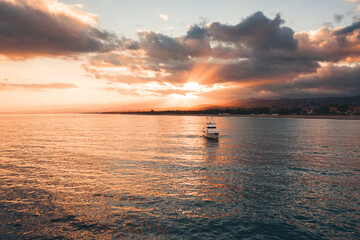 Yacht di lusso al tramonto