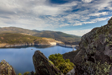 Presa en dia soleado