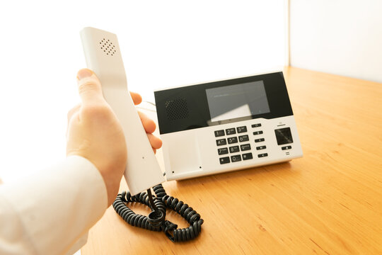 Telefonhörer im Büro abnehmen / Festnetz / Telefonberatung