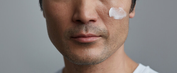 Unrecognisable man hydrating face