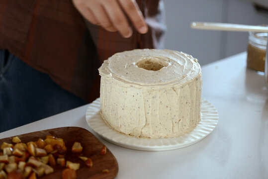 The process of home-made dessert cake