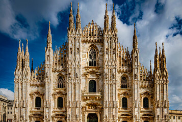 Fototapeta premium View of the Milan cathedral (Duomo di Milano) on a beautiful day, Milan, Italy