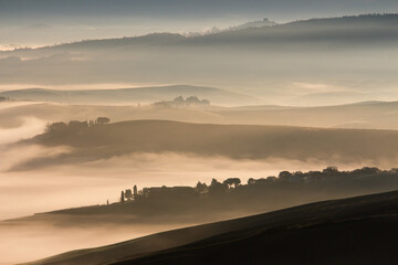 Fototapeta na wymiar alba con nebbia colline senesi