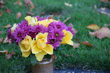 Blumen auf dem Friedhof im Herbst