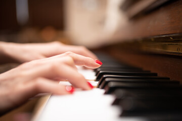 ピアノを演奏する女性の手