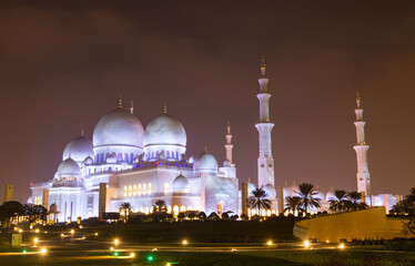 Obraz premium Night view of domes of Grand Mosque in Abu Dhabi, UAE, also called Sheikh Zayed Grand Mosque, inspired by Persian, Mughal and Moorish mosque architecture