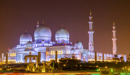 Obraz premium Night view of domes of Grand Mosque in Abu Dhabi, UAE, also called Sheikh Zayed Grand Mosque, inspired by Persian, Mughal and Moorish mosque architecture