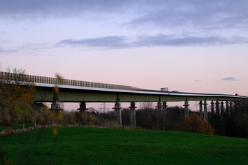 Fototapeta premium Raderbrücke (Autobahn A7) im Abendlicht