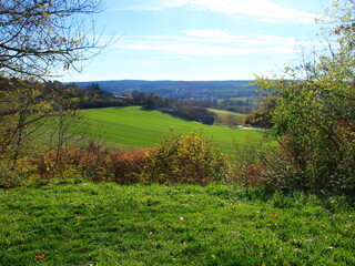 Blick über das Heckengäu bei Weissach mit seinen Felder, Wiesen und Streuobstwiesen im Herbst