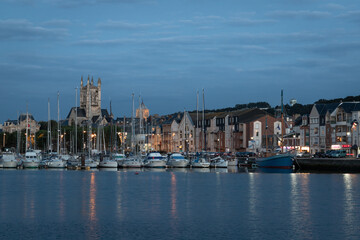 Le port et les quais de Fécamp à la tombée de la nuit, en Normandie