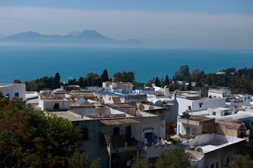 Tunesien Tunis Hafen Schiffe Meer blau Berge baues Dorf
Häuser Nebel