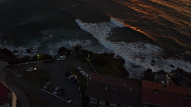 Tormenta en la playa de Bakio mientras anochece
