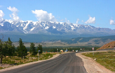 Fototapeta premium Road to the mountains. Mountain road Chuysky Tract. Route M52. The Republic of Altai, Russia. Beautiful road in the Altai mountains.