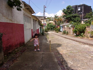 Fototapeta na wymiar Petite fille toute seule dans une rue mexicaine