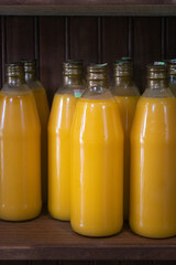 Mantequilla casera embotellada en un recipiente de cristal 