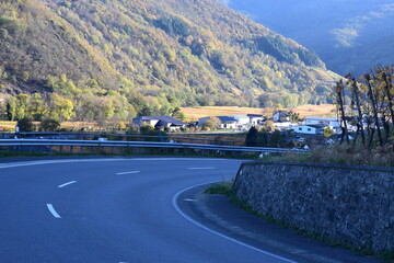 kurvige Straße durch die Weinberge ins herbstlich bunte Ahrtal bei Dernau