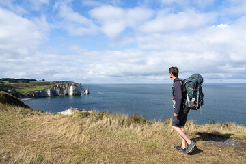 Randonnée sur les falaises à Étretat en Normandie
