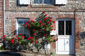 Fototapeta na wymiar Maison normande en brique rouge à Veules-les-Roses
