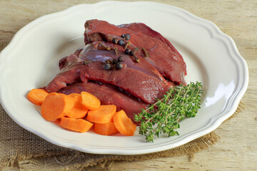 coeur de boeuf cru coupés en tranches