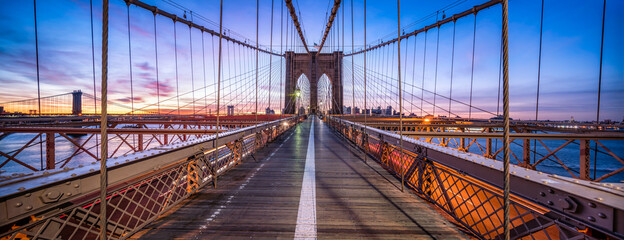 Fototapeta premium Brooklyn Bridge in New York City at dawn