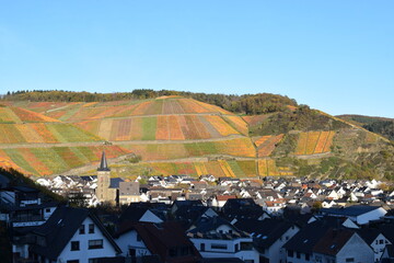 herbstlich buntes Ahrtal bei Dernau