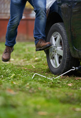Obraz premium Man changing a flat tyre
