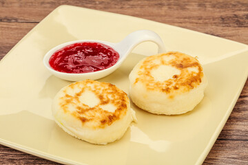 Obraz na płótnie Canvas Cottage cheese pancakes with strawberry jam