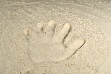 huellas de mano en la nieve 