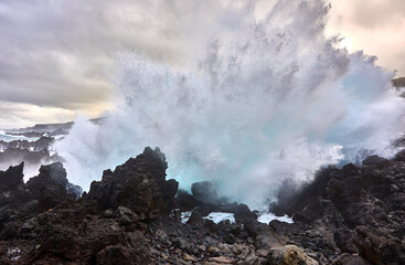 Ola impacto crash en rocas