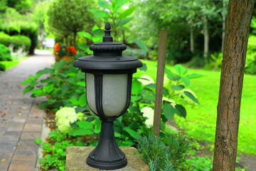 Stylowa lampa ogrodowa w przydomowym ogrodzie