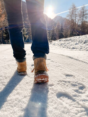 scarpe inverno scarponi scarpe invernali neve camminare sulla neve escursione inverno freddo gelo...