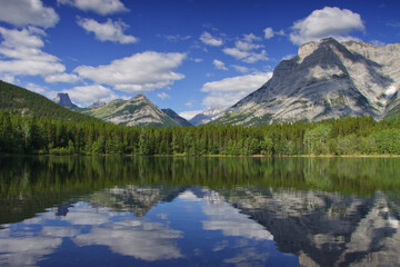 Fototapeta na wymiar A beautiful lake reflection in kananaskis Alberta 