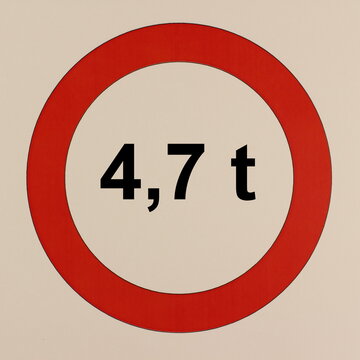Illustration des Stra&szlig;enverkehrszeichens "Durchfahrt verboten f&uuml;r Fahrzeuge mit einem Gesamtgewicht von mehr als 4,7 Tonnen"